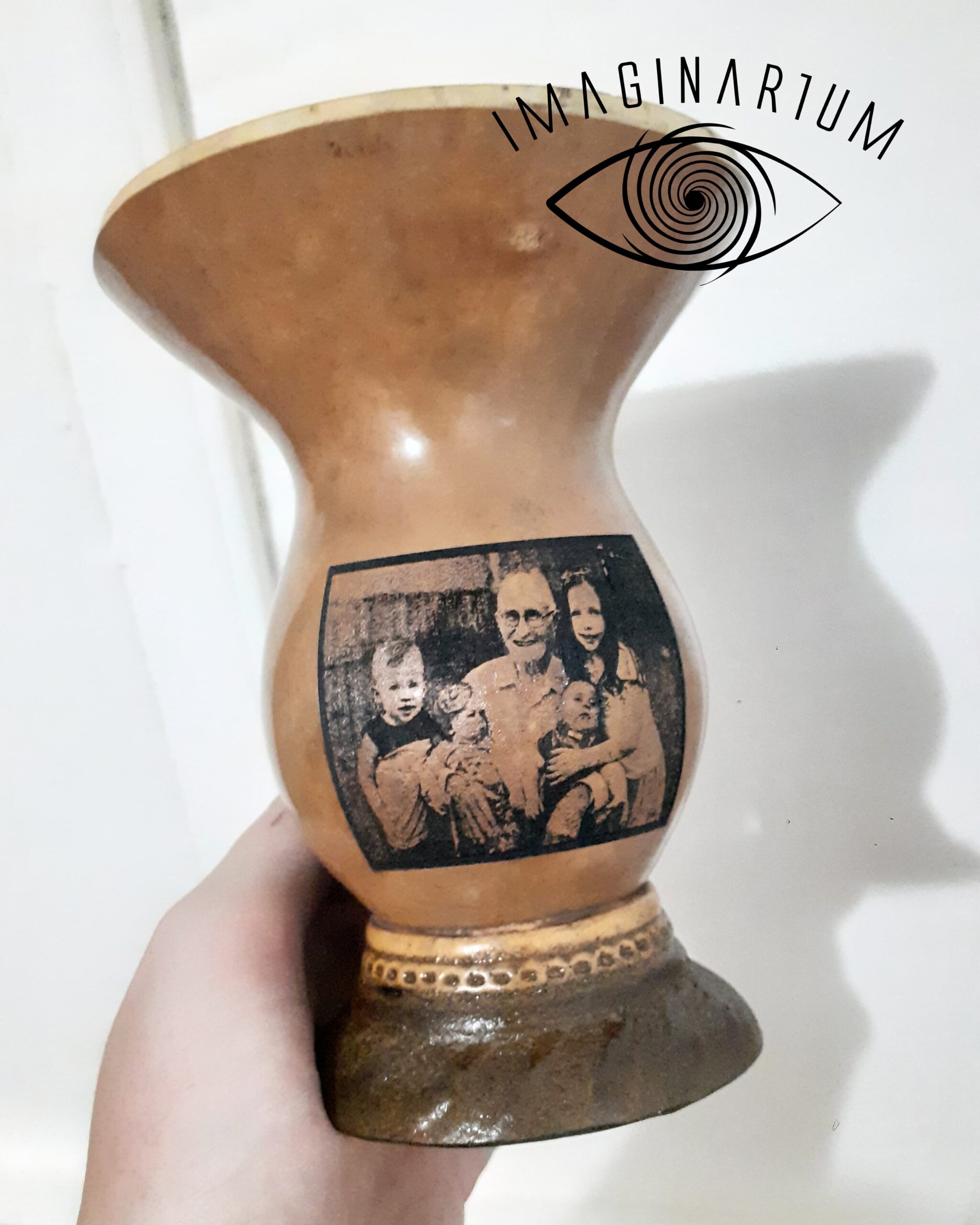 Cuia de chimarrão personalizada com imagem de família, quatro pessoas retratadas: um menino, duas crianças pequenas bebês, uma menina e um senhor