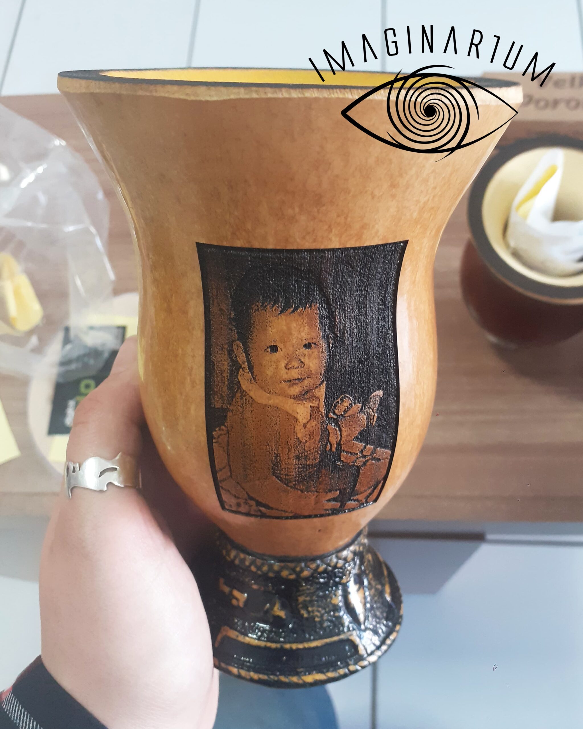 Cuia de chimarrão personalizada com foto de criança menino olhando pra frente, sentado e de meias
