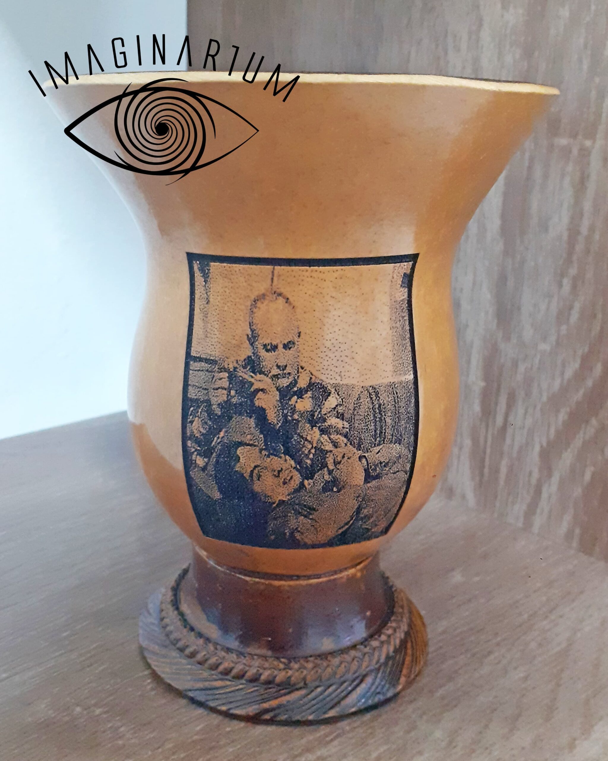 Cuia de chimarrão personalizada com foto de duas pessoas, um homem deitado no colo de um senhor que está mexendo no celular e olhando pra ele