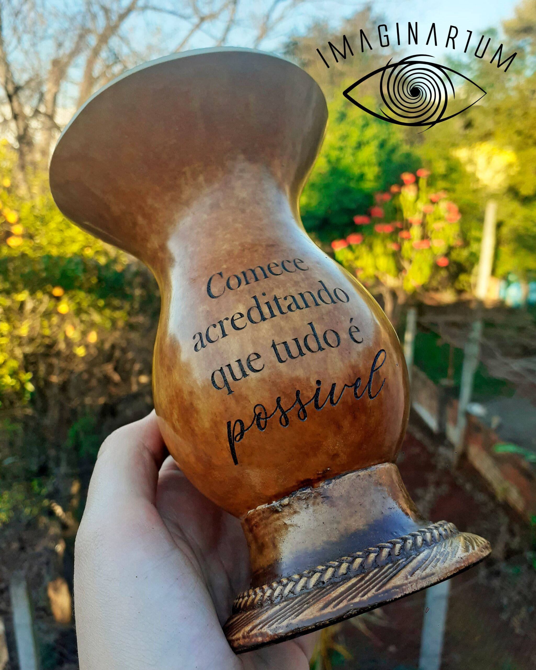 Cuia de chimarrão personalizada com frase escrita, comece acreditando que tudo é possível, modelo de fundo com árvores e sol