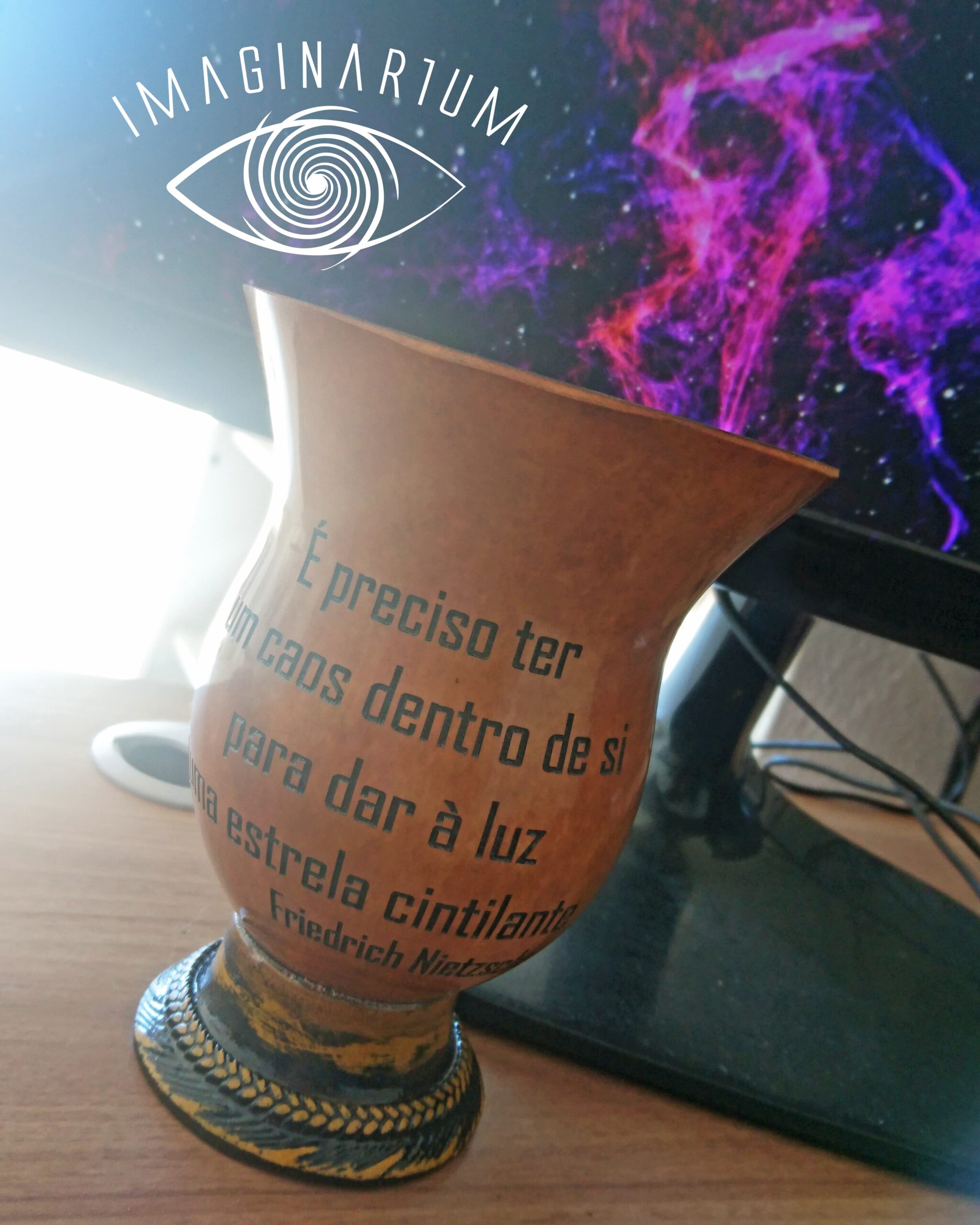 Cuia de chimarrão personalizada com frase filosófica, é preciso ter um caos dentro de si para dar á luz uma estrela cintilante