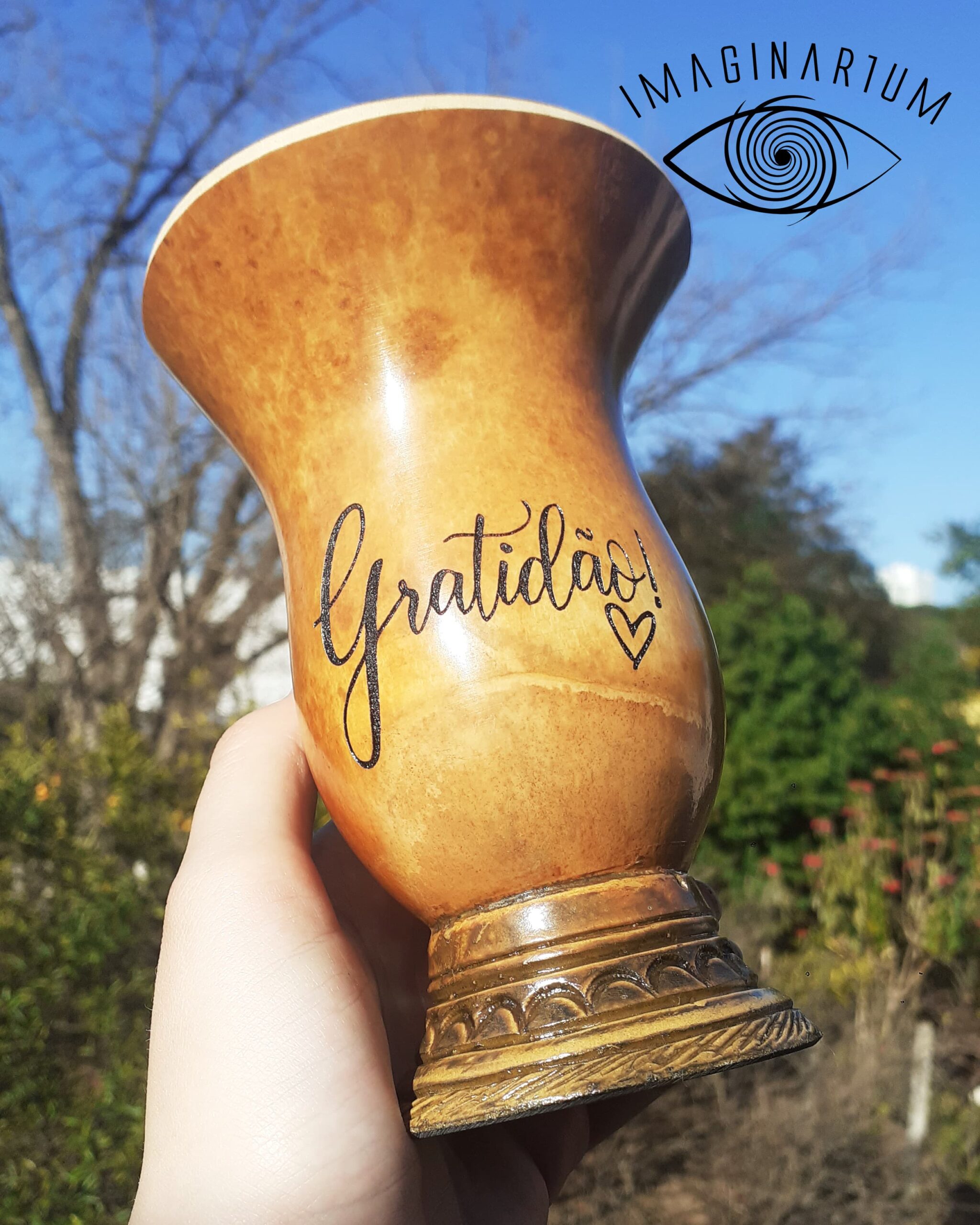 Cuia de chimarrão personalizada com escrita frase, gratidão, e um desenho de coração pequeno e sútil