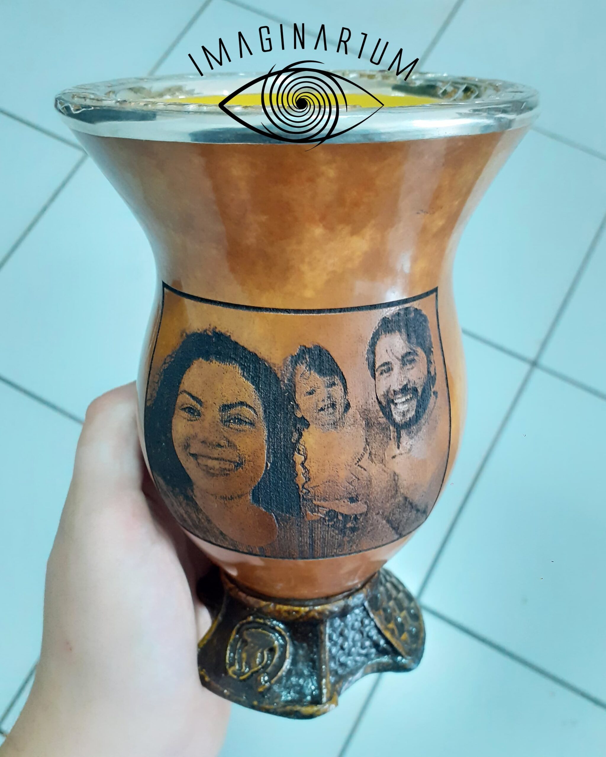 Cuia de chimarrão personalizada com foto de família, fundo limpo, família toda sorrindo, mãe segurando celular, pai segurando a criança