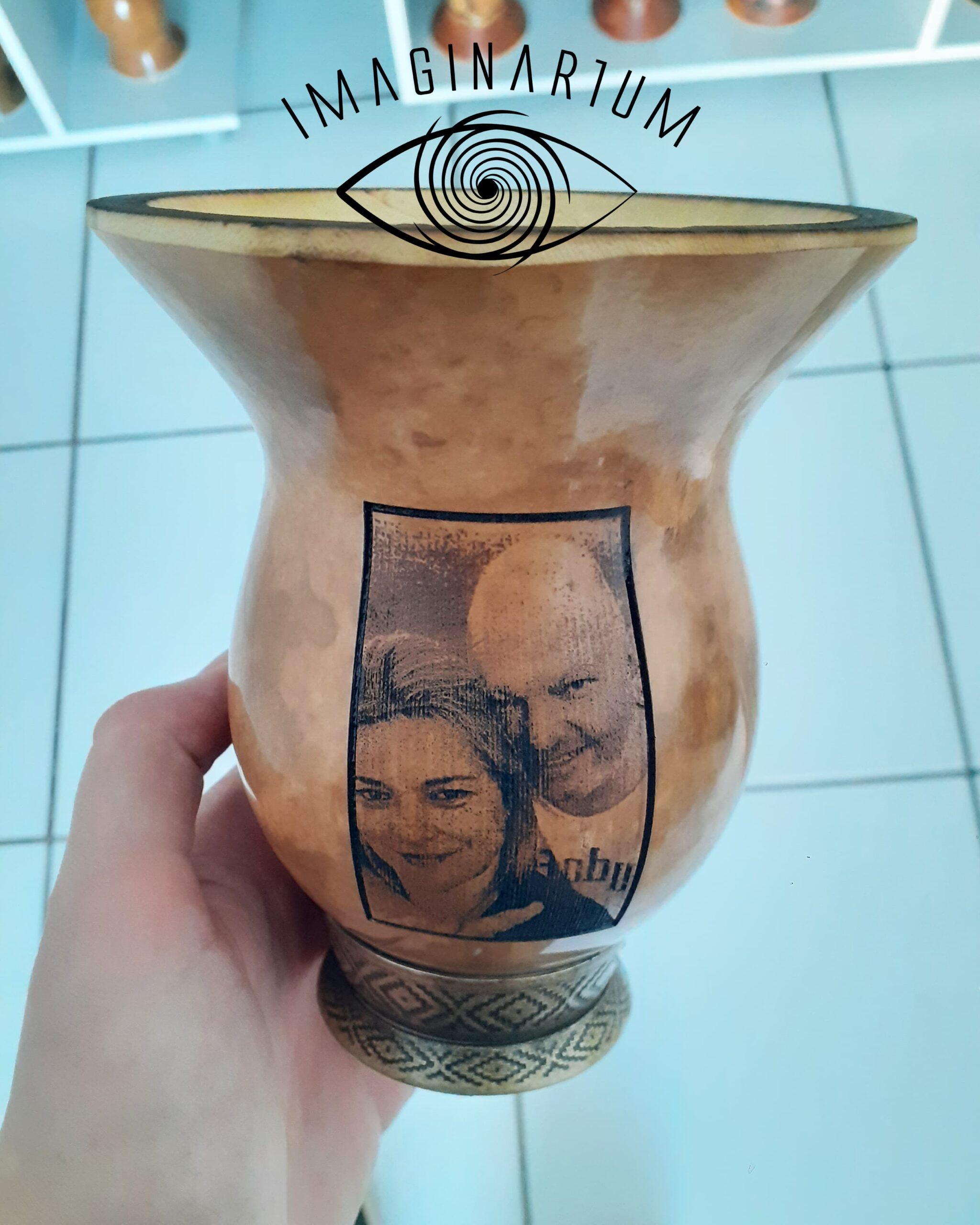Cuia de chimarrão personalizada com foto de casal abraçados e sorrindo olhando de lado
