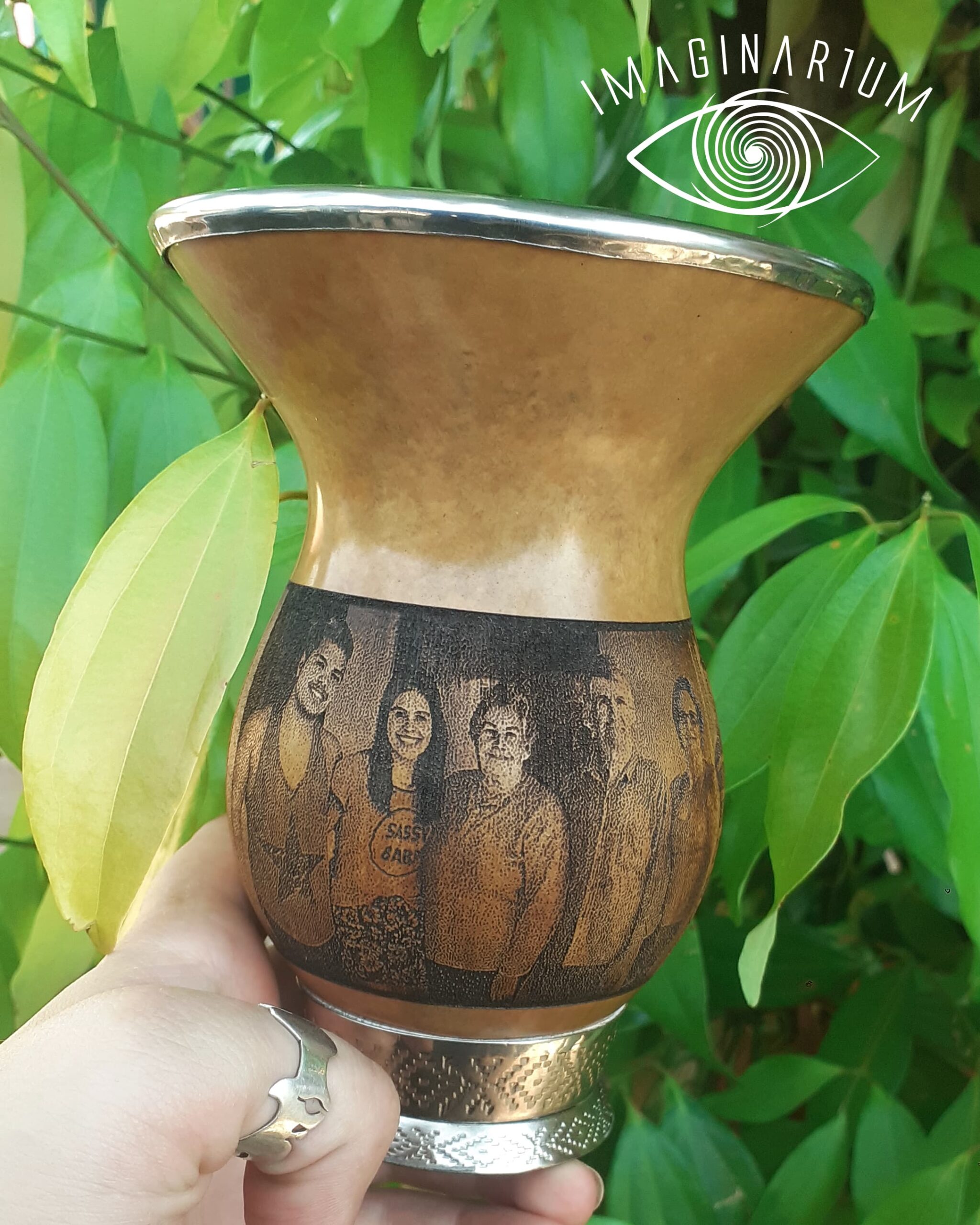 Cuia de chimarrão personalizada com foto de família grande, seis pessoas abraçadas em ambiente de casa: homem, mulher, senhora, senhor, outra senhora e outro senhor
