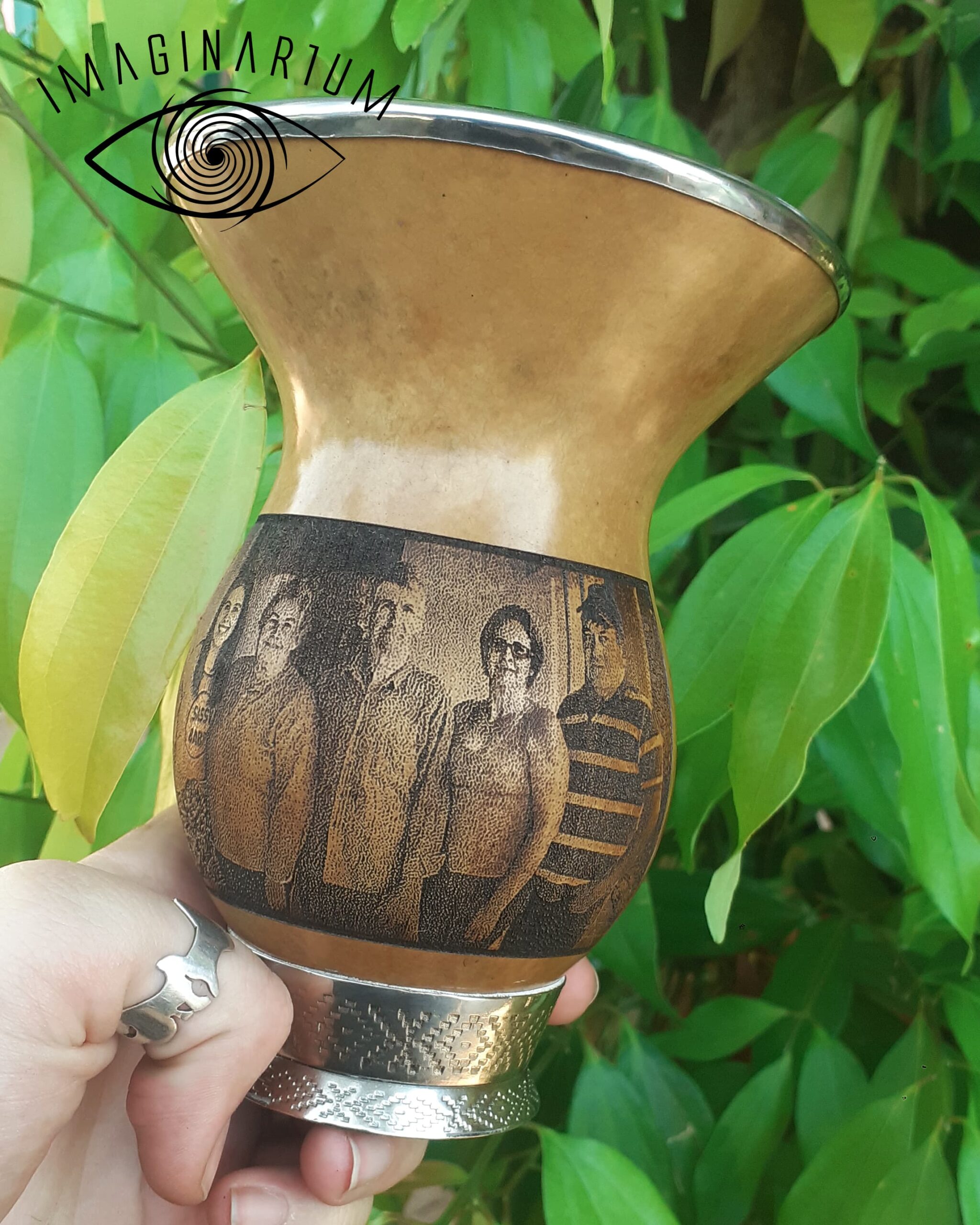 Cuia de chimarrão personalizada com imagem de família grande reunida, seis pessoas abraçadas dentro de uma casa: homem, mulher, senhora, senhor, mais uma senhora e um senhor