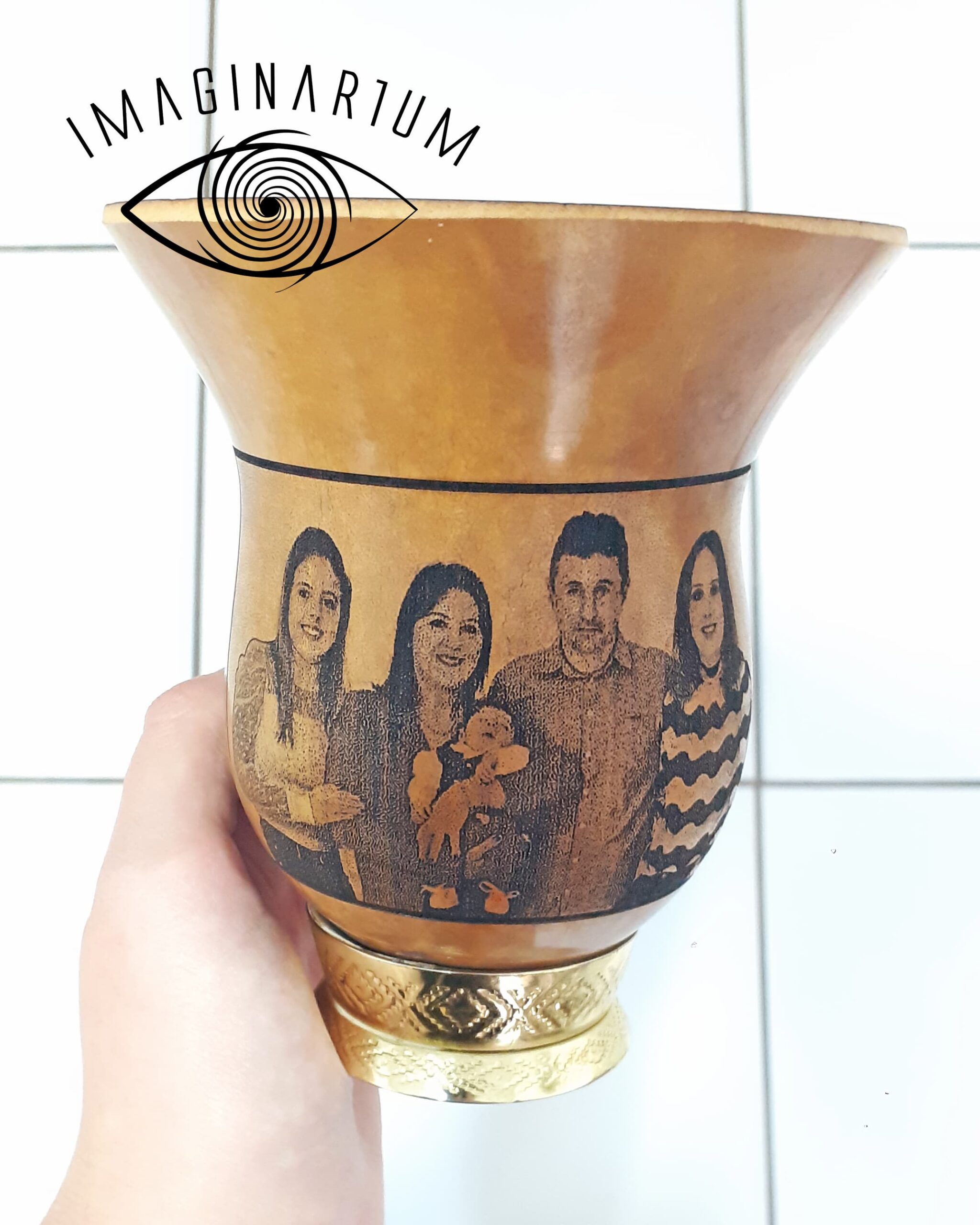 Cuia de chimarrão personalizada com foto de família, foto de 5 pessoas, fundo limpo, mulher, mãe senhora segurando uma criança pequena, homem e mulher, todos abraçados