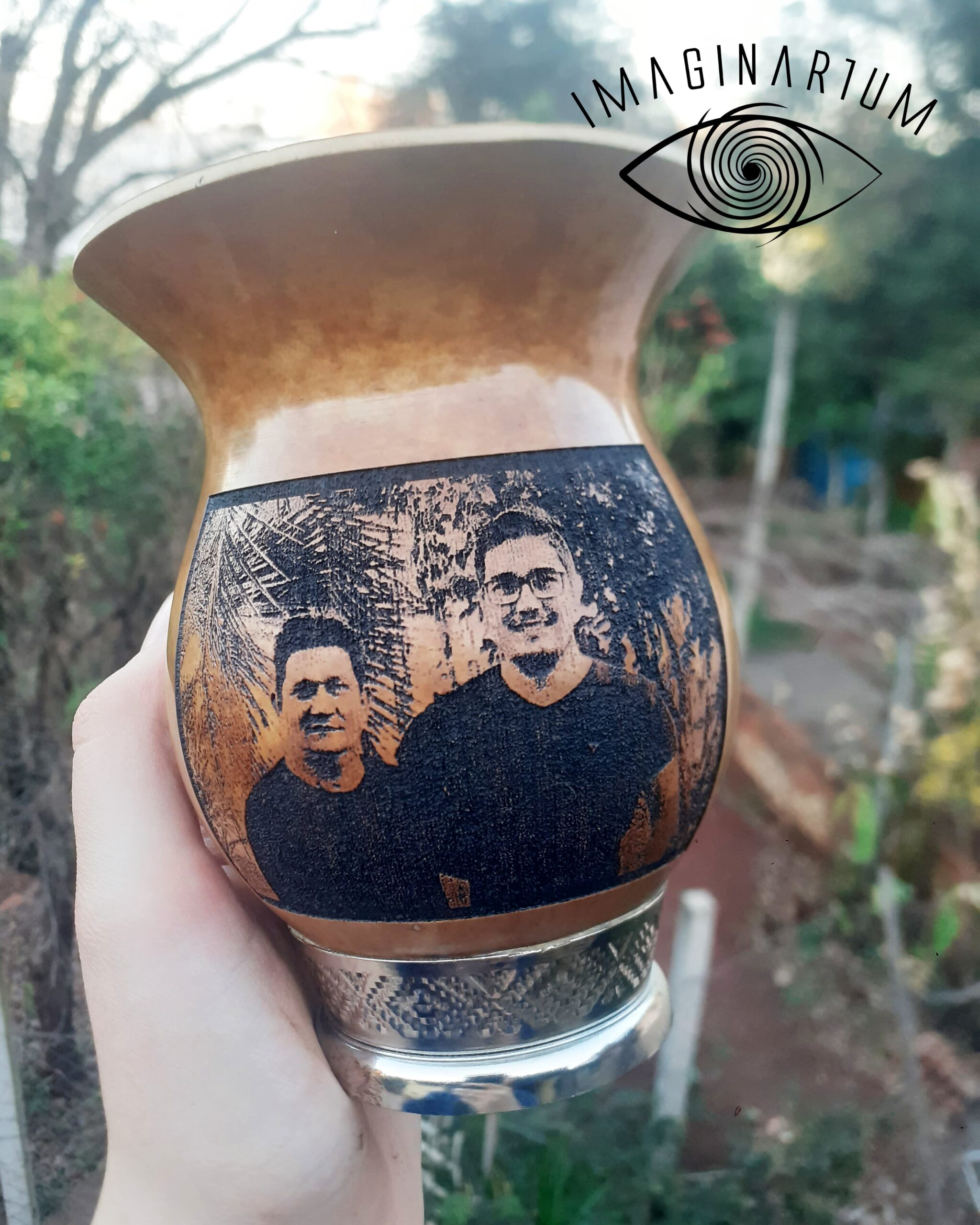 Cuia de chimarrão personalizada com foto de dois amigos sorrindo, um de óculos, abraçados em ambiente externo com árvores ao fundo